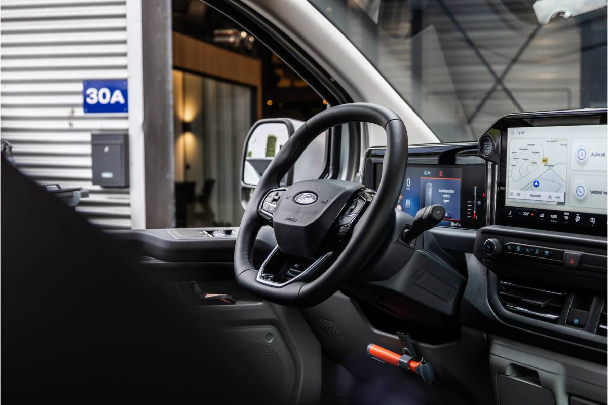 Ford Transit Custom Ford Transit Custom 300 2.0 TDCI L2H1 Limited DC | BPM VRIJ | Dubbel Cabine | Elec schuifdeuren | ACC | Blind Spot | 360 Camera | CarPlay | Navigatie | Stoelverwarming | 5-Zitter | BPM Vrij