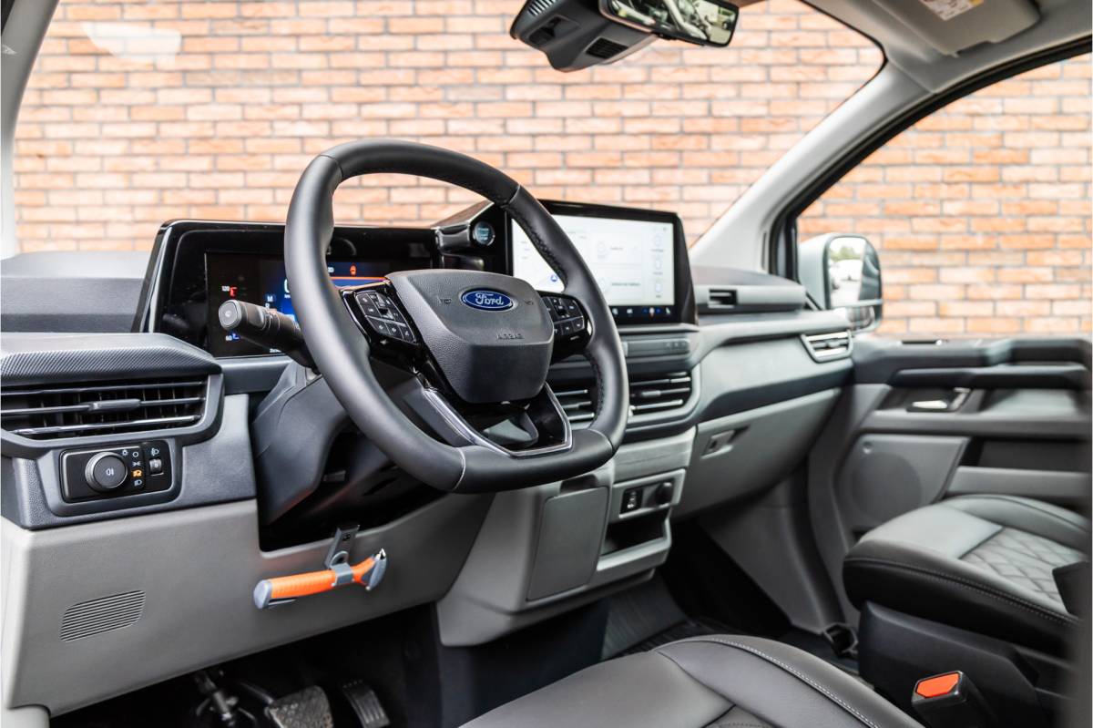 Ford Transit Custom Ford Transit Custom 300 2.0 TDCI L2H1 Limited DC | BPM VRIJ | Dubbel Cabine | Elec schuifdeuren | ACC | Blind Spot | 360 Camera | CarPlay | Navigatie | Stoelverwarming | 5-Zitter | BPM Vrij