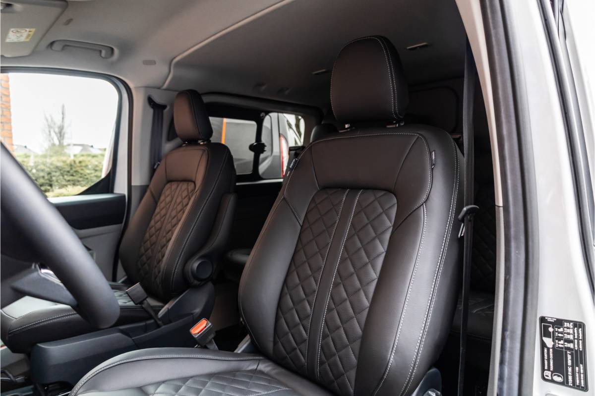 Ford Transit Custom Ford Transit Custom 300 2.0 TDCI L2H1 Limited DC | BPM VRIJ | Dubbel Cabine | Elec schuifdeuren | ACC | Blind Spot | 360 Camera | CarPlay | Navigatie | Stoelverwarming | 5-Zitter | BPM Vrij