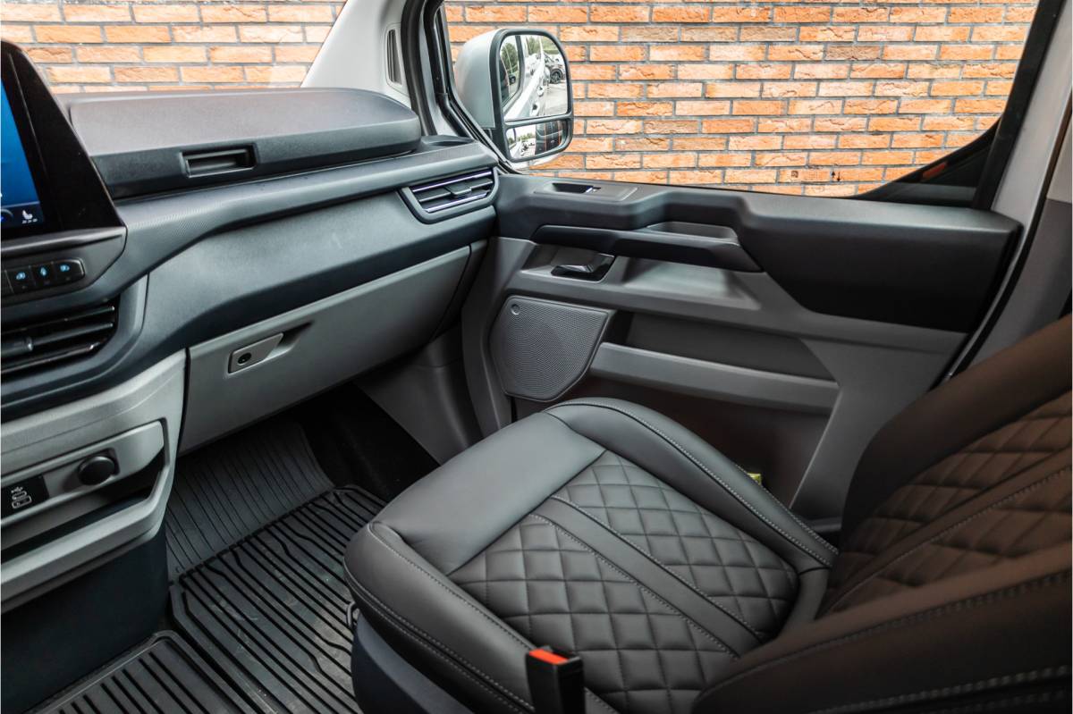Ford Transit Custom Ford Transit Custom 300 2.0 TDCI L2H1 Limited DC | BPM VRIJ | Dubbel Cabine | Elec schuifdeuren | ACC | Blind Spot | 360 Camera | CarPlay | Navigatie | Stoelverwarming | 5-Zitter | BPM Vrij