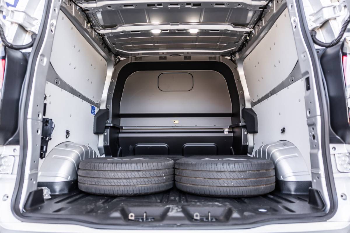 Ford Transit Custom Ford Transit Custom 300 2.0 TDCI L2H1 Limited DC | BPM VRIJ | Dubbel Cabine | Elec schuifdeuren | ACC | Blind Spot | 360 Camera | CarPlay | Navigatie | Stoelverwarming | 5-Zitter | BPM Vrij