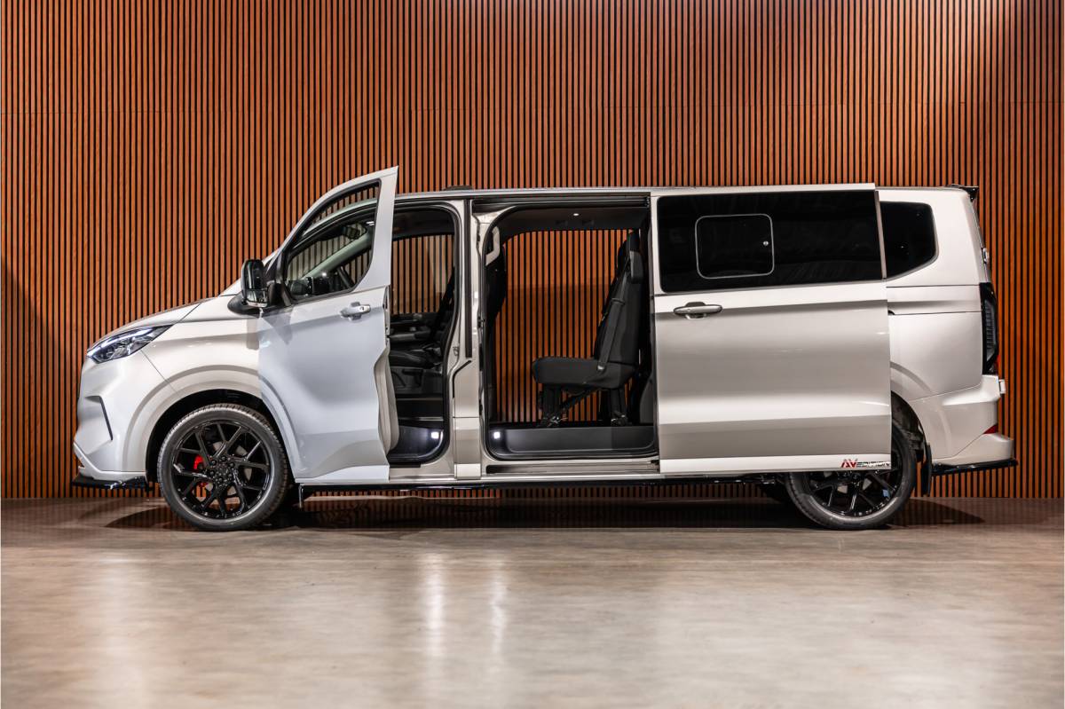 Ford Transit Custom Ford Transit Custom 300 2.0 TDCI L2H1 Limited DC | BPM VRIJ | Dubbel Cabine | Elec schuifdeuren | ACC | Blind Spot | 360 Camera | CarPlay | Navigatie | Stoelverwarming | 5-Zitter | BPM Vrij