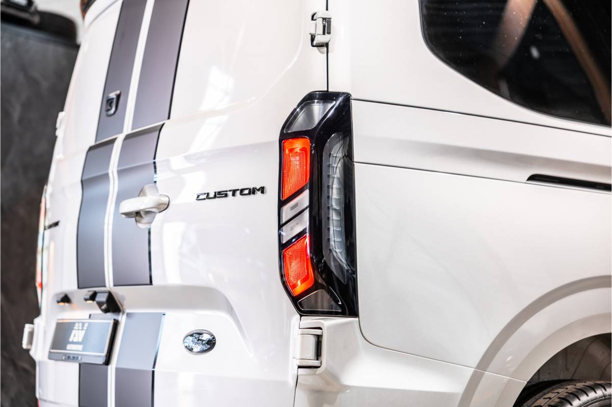 Ford Transit Custom Ford Transit Custom 300 2.0 TDCI L2H1 Limited DC | BPM VRIJ | Dubbel Cabine | Elec schuifdeuren | ACC | Blind Spot | 360 Camera | CarPlay | Navigatie | Stoelverwarming | 5-Zitter | BPM Vrij