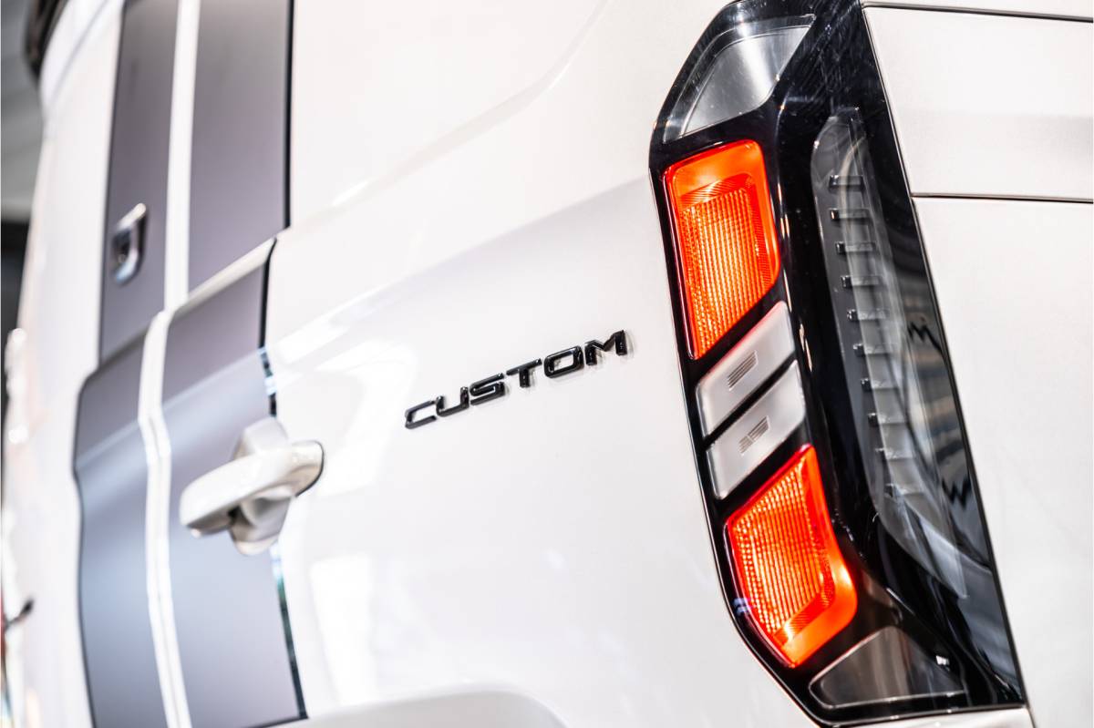 Ford Transit Custom Ford Transit Custom 300 2.0 TDCI L2H1 Limited DC | BPM VRIJ | Dubbel Cabine | Elec schuifdeuren | ACC | Blind Spot | 360 Camera | CarPlay | Navigatie | Stoelverwarming | 5-Zitter | BPM Vrij