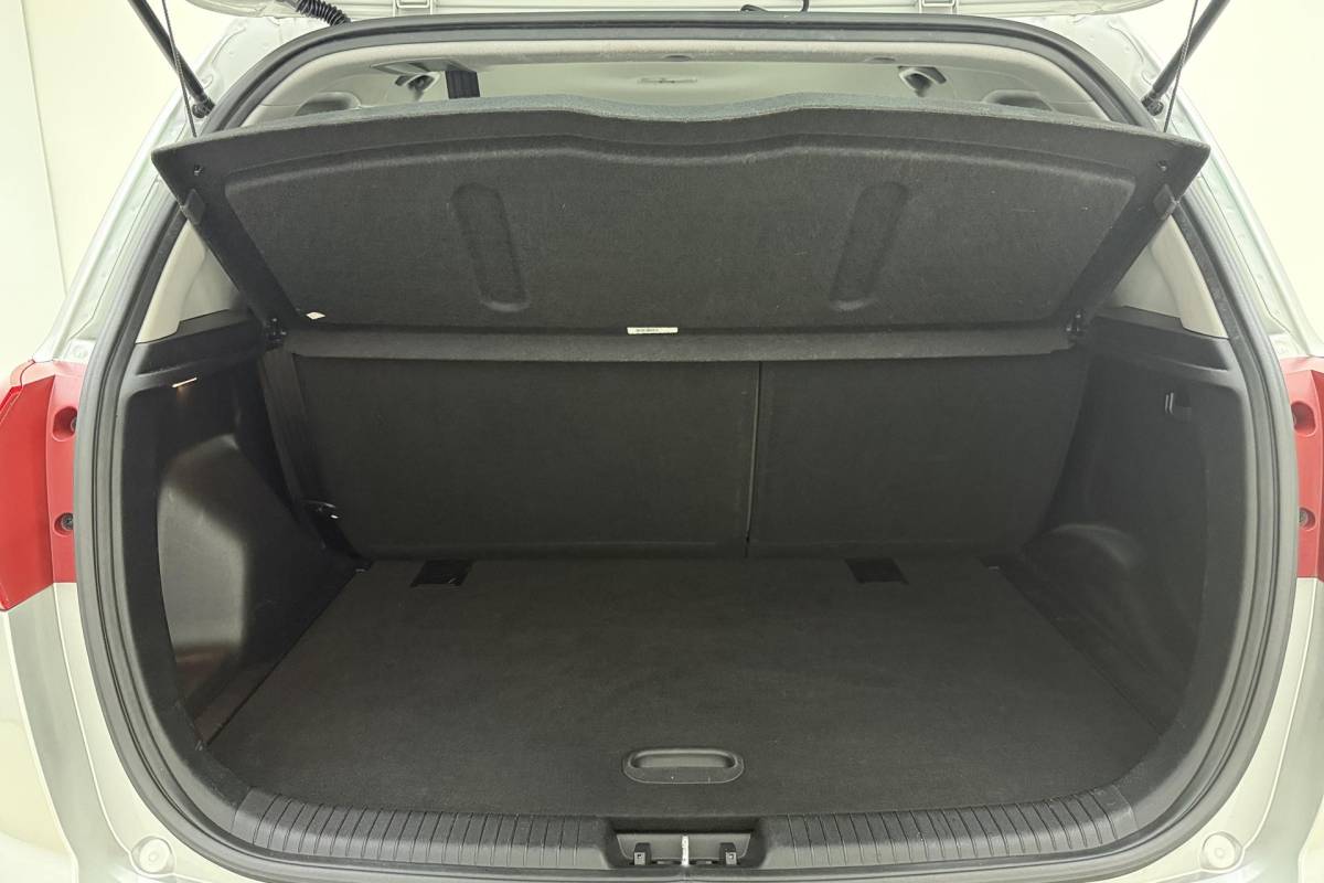 Kia Venga Kia Venga 1.4 CVVT DynamicPLusLine | Trekhaak | Navigatie | camera | Weinig kilometers | Hoge instap | Parkeersensoren | Lichtmetalen velgen