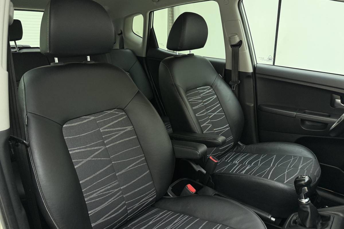 Kia Venga Kia Venga 1.4 CVVT DynamicPLusLine | Trekhaak | Navigatie | camera | Weinig kilometers | Hoge instap | Parkeersensoren | Lichtmetalen velgen