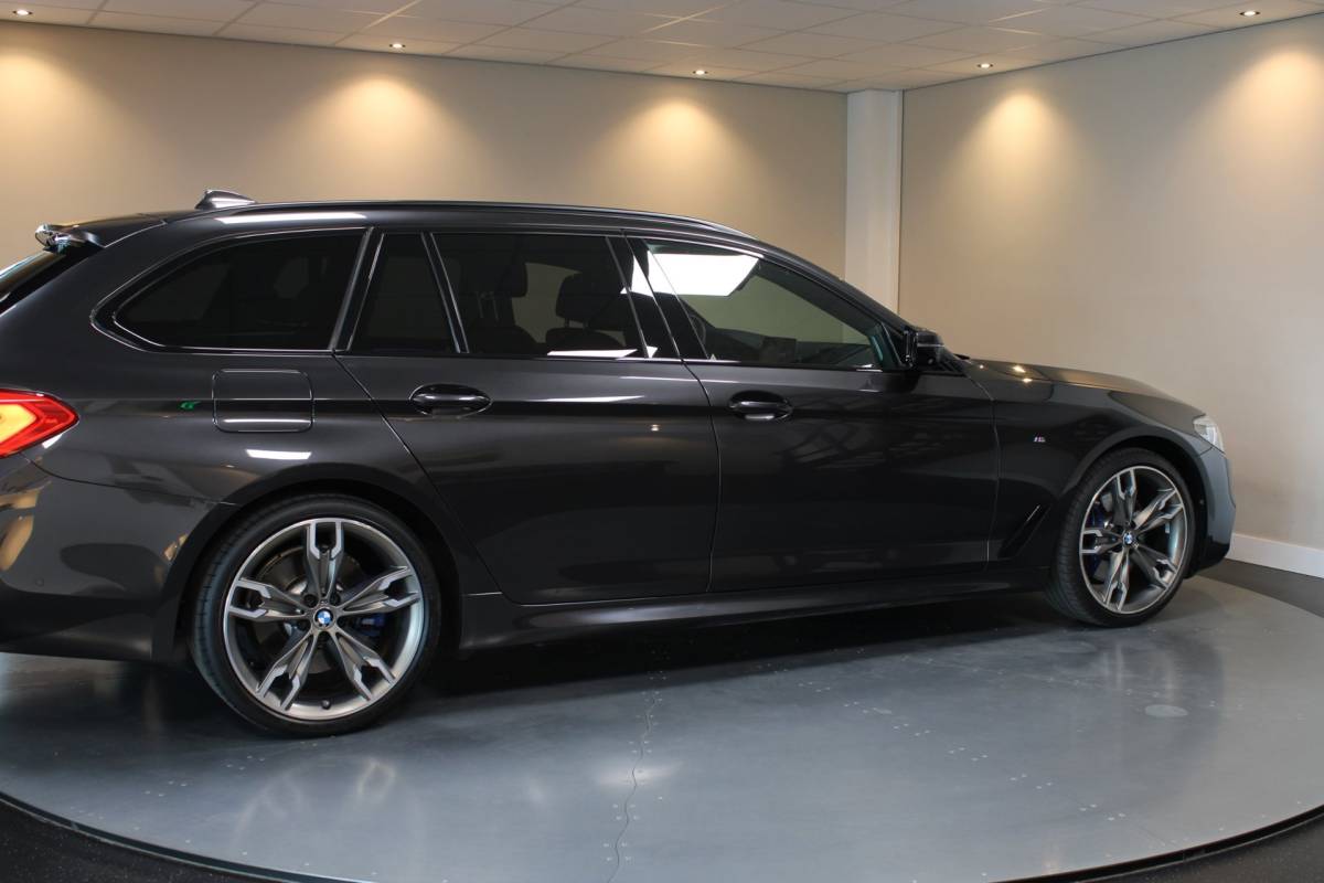 BMW 5 Serie BMW 5-serie Touring 530i High Executive *M-Pakket* 252PK! Carplay|360 Camera|Memory|Stoelventilatie|NAP