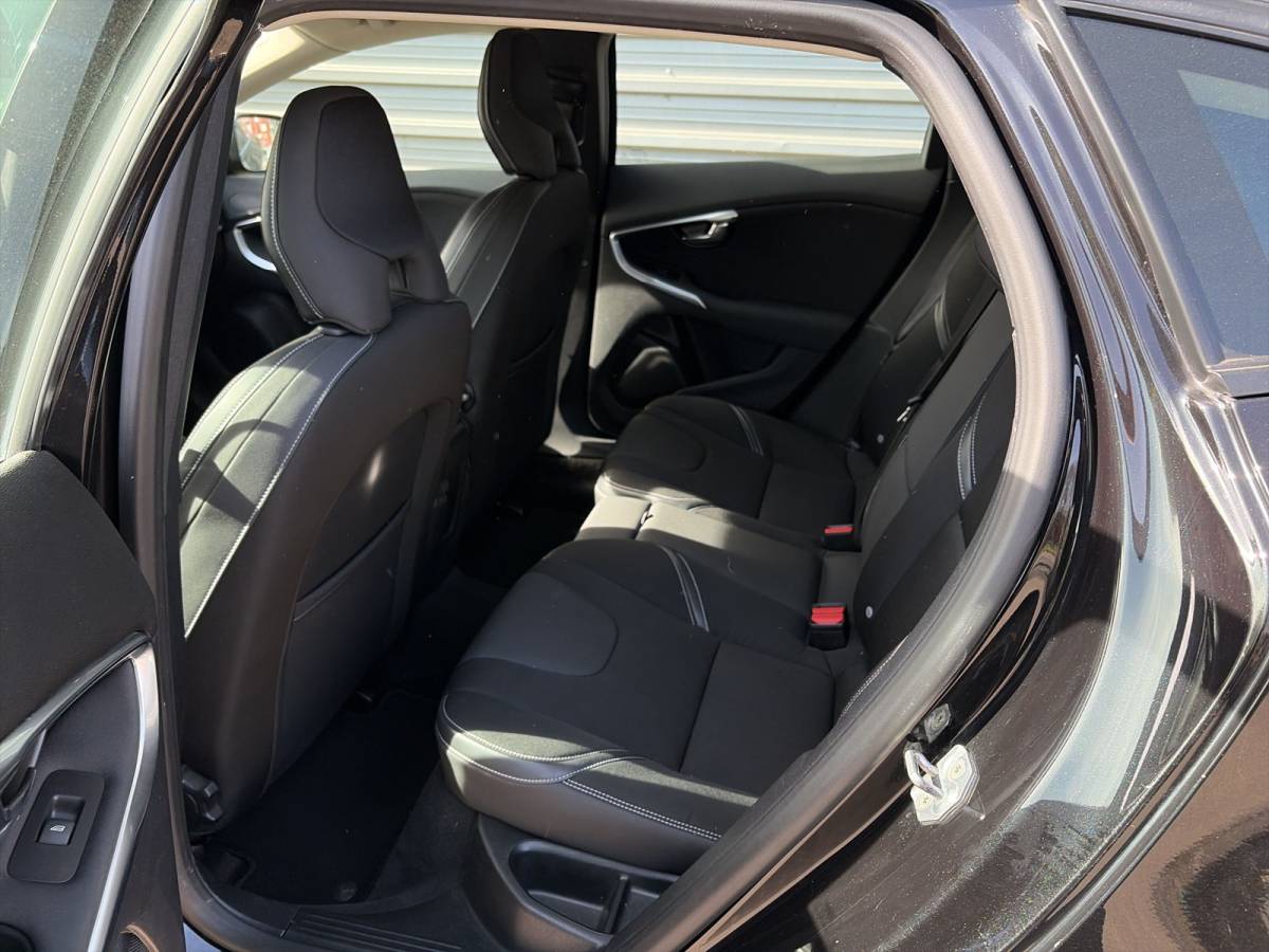 Volvo V40 Volvo V40 2.0 T3 Nordic+ / afneembare trekhaak / 17″ Velgen / Voorruit verwarming /