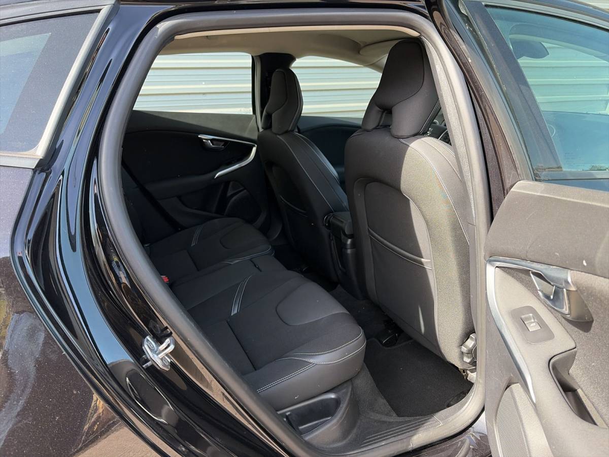 Volvo V40 Volvo V40 2.0 T3 Nordic+ / afneembare trekhaak / 17″ Velgen / Voorruit verwarming /