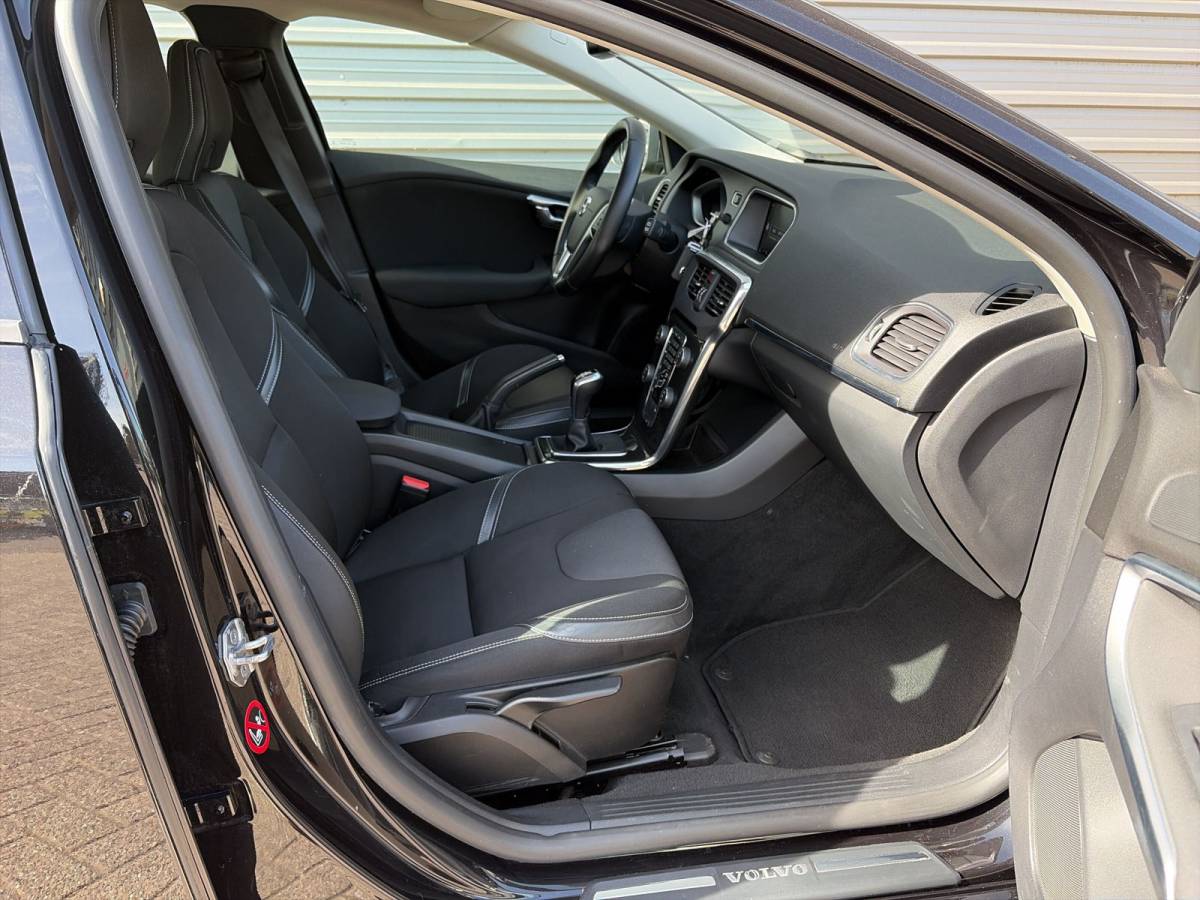 Volvo V40 Volvo V40 2.0 T3 Nordic+ / afneembare trekhaak / 17″ Velgen / Voorruit verwarming /