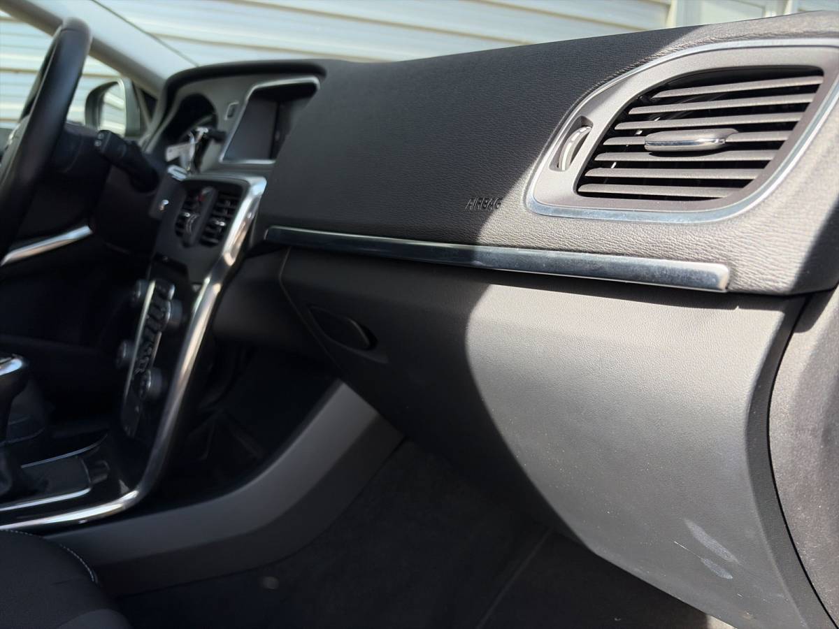 Volvo V40 Volvo V40 2.0 T3 Nordic+ / afneembare trekhaak / 17″ Velgen / Voorruit verwarming /