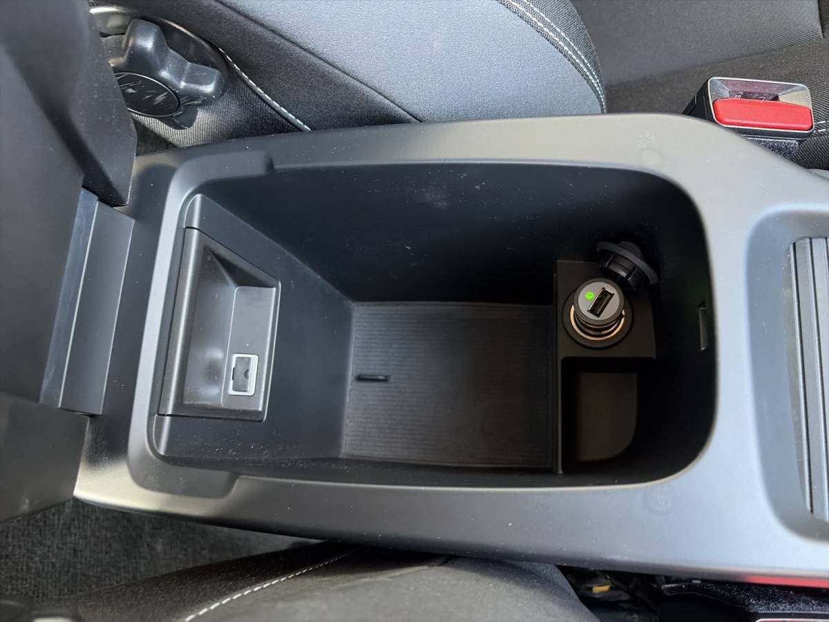 Volvo V40 Volvo V40 2.0 T3 Nordic+ / afneembare trekhaak / 17″ Velgen / Voorruit verwarming /