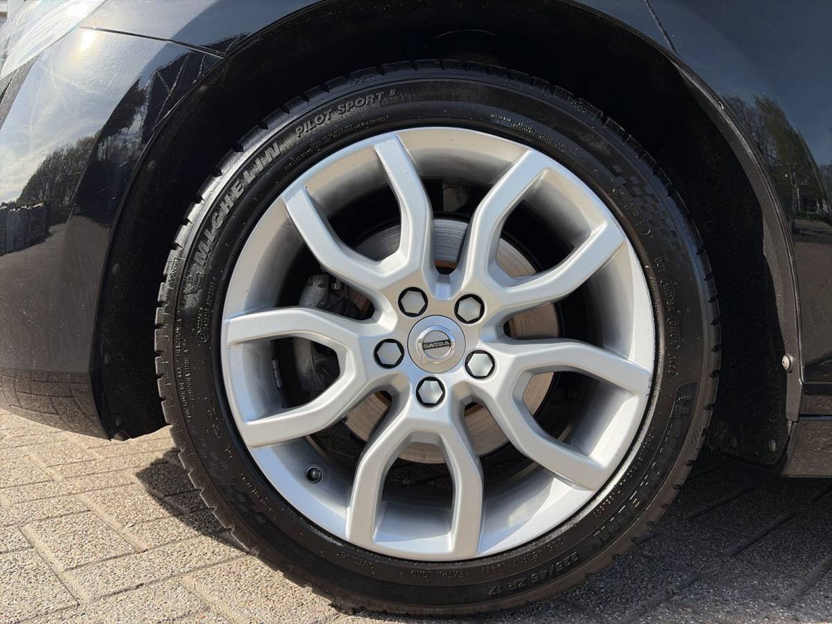 Volvo V40 Volvo V40 2.0 T3 Nordic+ / afneembare trekhaak / 17″ Velgen / Voorruit verwarming /