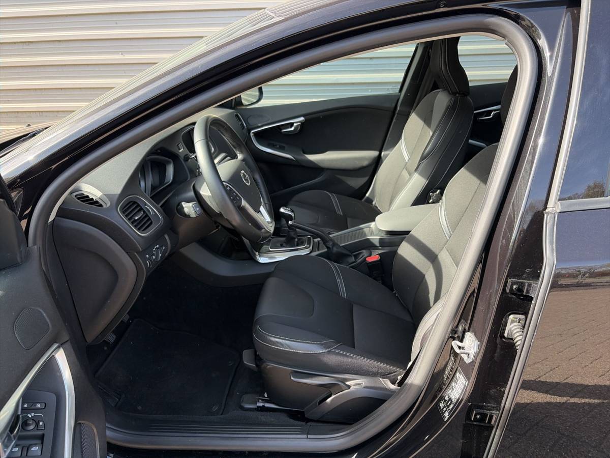 Volvo V40 Volvo V40 2.0 T3 Nordic+ / afneembare trekhaak / 17″ Velgen / Voorruit verwarming /