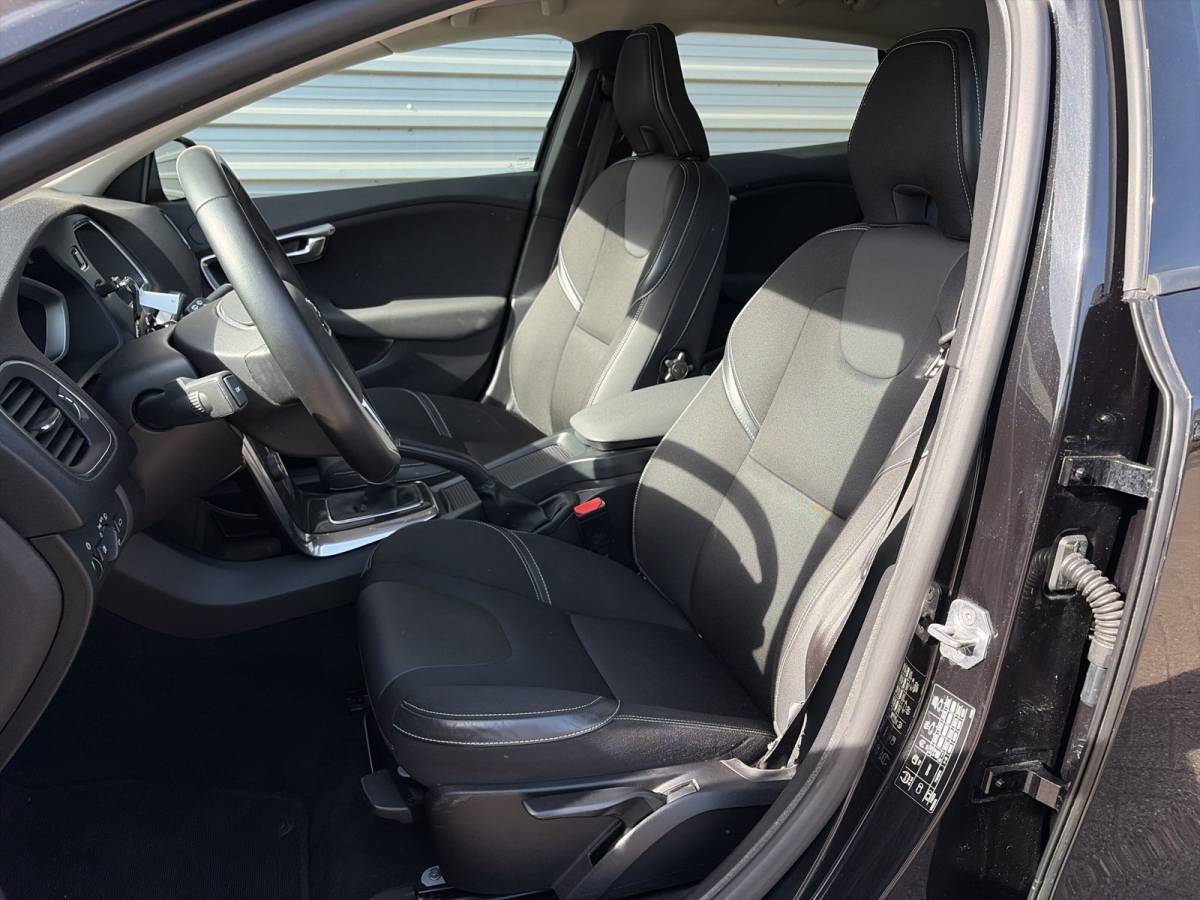 Volvo V40 Volvo V40 2.0 T3 Nordic+ / afneembare trekhaak / 17″ Velgen / Voorruit verwarming /
