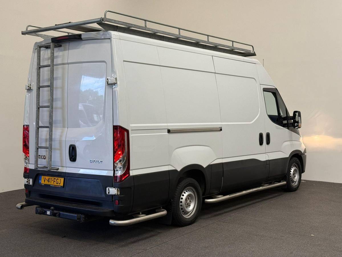 Iveco Daily Iveco Daily 35S14 140pk L2H2/L3H2 3500kg Trekhaak Airco Cruise