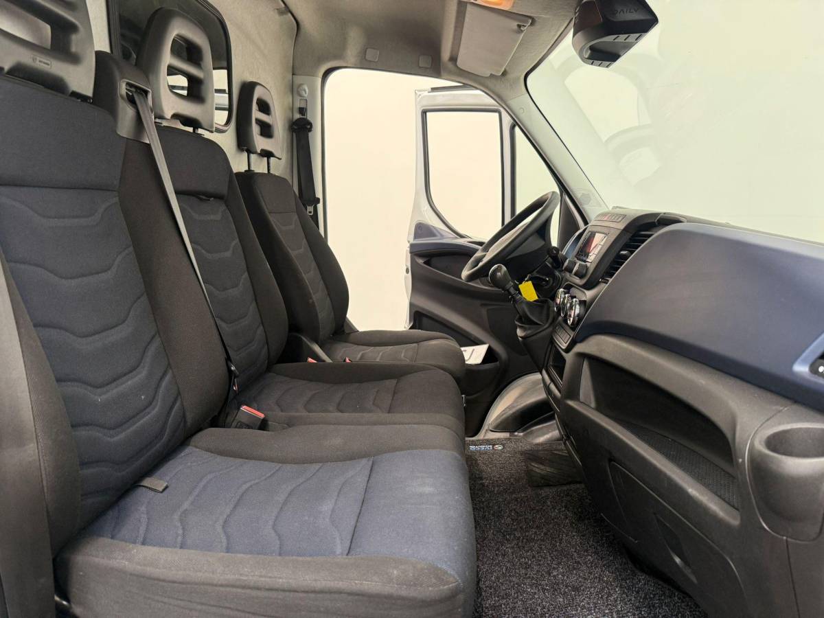 Iveco Daily Iveco Daily 35S14 140pk L2H2/L3H2 3500kg Trekhaak Airco Cruise