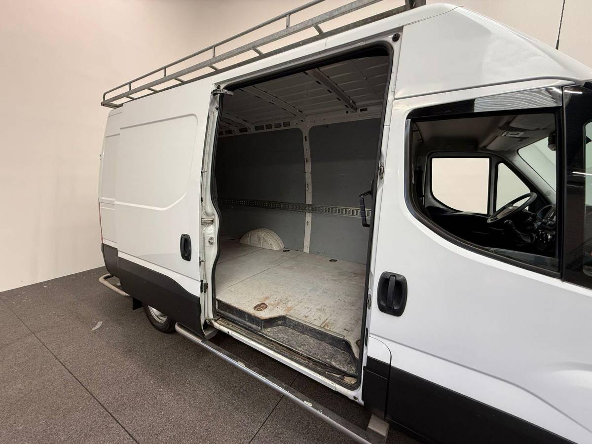 Iveco Daily Iveco Daily 35S14 140pk L2H2/L3H2 3500kg Trekhaak Airco Cruise