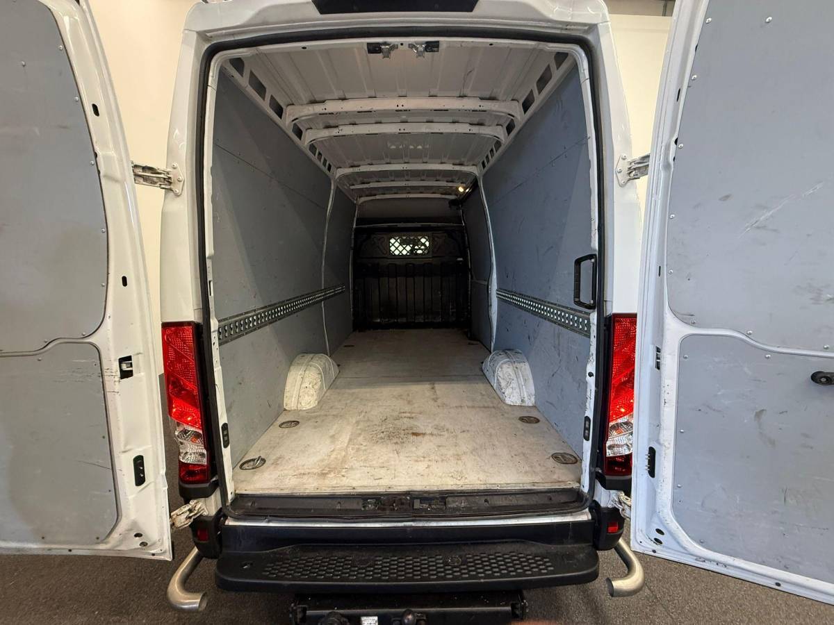 Iveco Daily Iveco Daily 35S14 140pk L2H2/L3H2 3500kg Trekhaak Airco Cruise