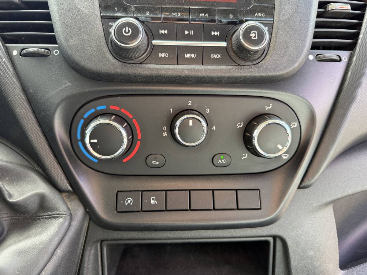 Iveco Daily Iveco Daily 35C14 2.3 Kipper Dubbellucht 3,5t Airco Cruise Control Trekhaak Luchtgeveerde stoel Nieuwe APK t/m 3-8-2027