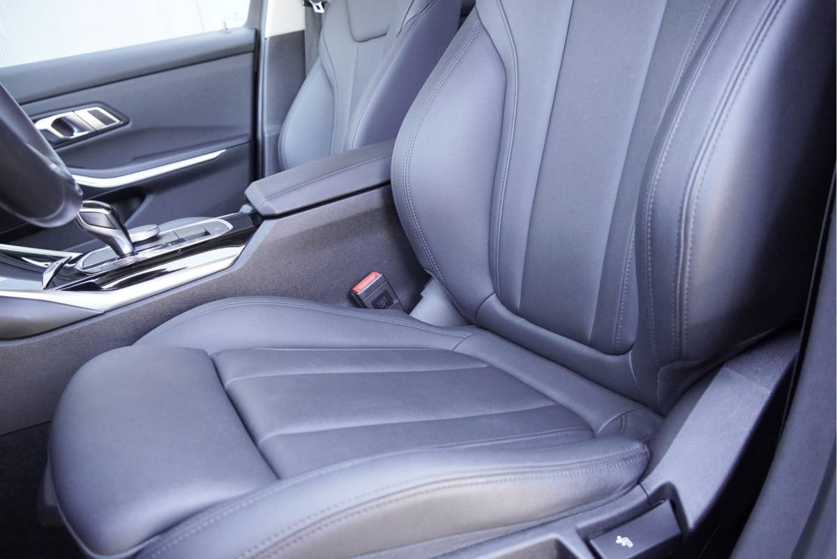 BMW 3 Serie BMW 3-serie 318i 157PK! Automaat High Business Edition BJ2021 Lmv 17″ | Led V+A | Pdc | Elek. trekhaak | Navi | Virtual cockpit | Climate control | Cruise control | Lederen bekleding | Sportstoelen | Extra getint glas