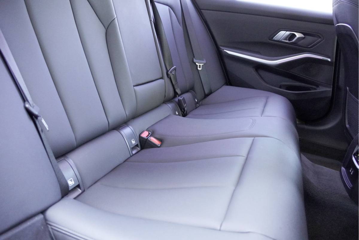 BMW 3 Serie BMW 3-serie 318i 157PK! Automaat High Business Edition BJ2021 Lmv 17″ | Led V+A | Pdc | Elek. trekhaak | Navi | Virtual cockpit | Climate control | Cruise control | Lederen bekleding | Sportstoelen | Extra getint glas