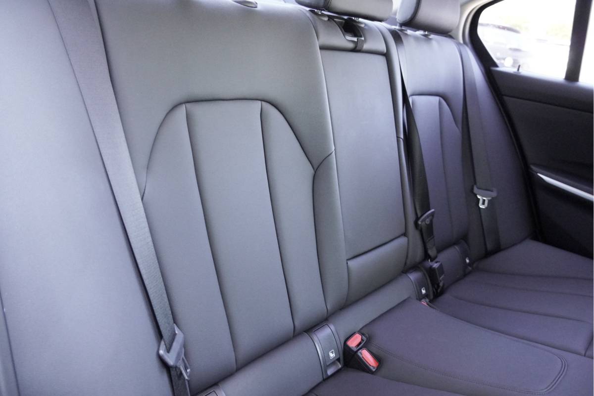 BMW 3 Serie BMW 3-serie 318i 157PK! Automaat High Business Edition BJ2021 Lmv 17″ | Led V+A | Pdc | Elek. trekhaak | Navi | Virtual cockpit | Climate control | Cruise control | Lederen bekleding | Sportstoelen | Extra getint glas