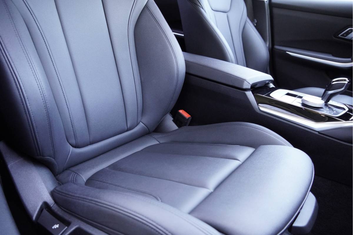 BMW 3 Serie BMW 3-serie 318i 157PK! Automaat High Business Edition BJ2021 Lmv 17″ | Led V+A | Pdc | Elek. trekhaak | Navi | Virtual cockpit | Climate control | Cruise control | Lederen bekleding | Sportstoelen | Extra getint glas