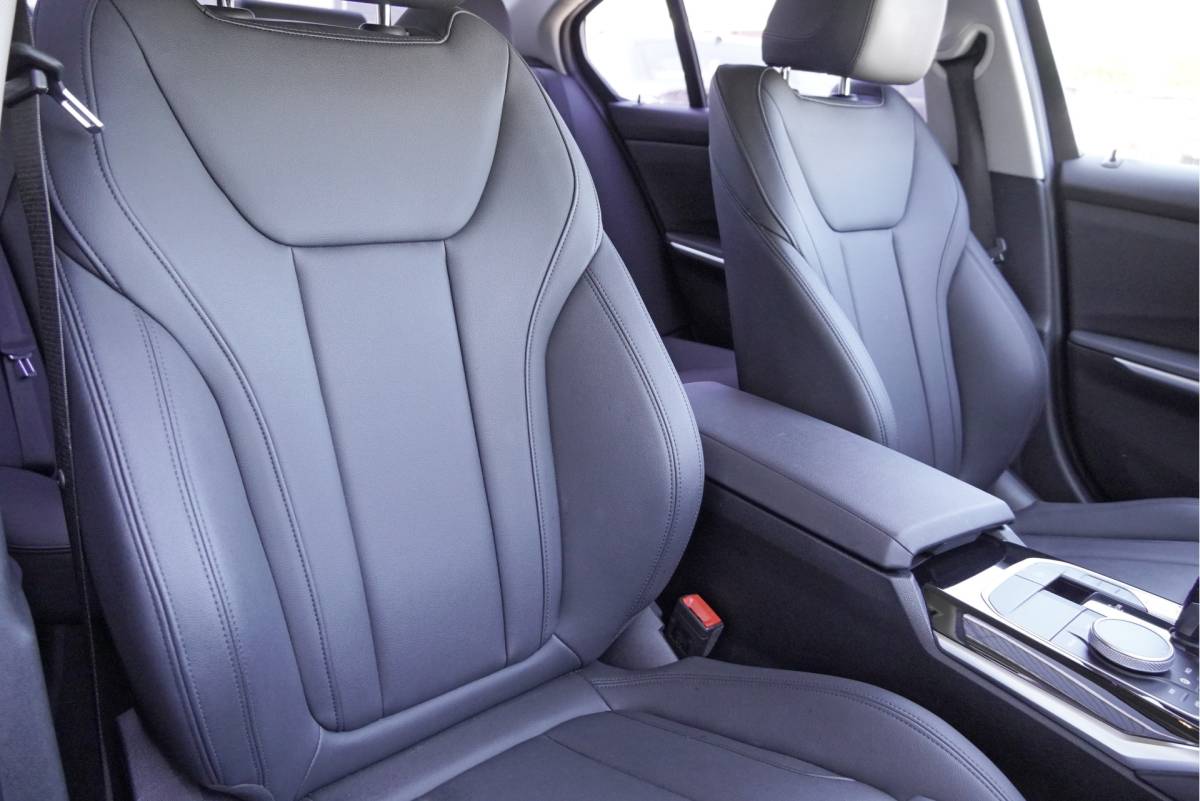 BMW 3 Serie BMW 3-serie 318i 157PK! Automaat High Business Edition BJ2021 Lmv 17″ | Led V+A | Pdc | Elek. trekhaak | Navi | Virtual cockpit | Climate control | Cruise control | Lederen bekleding | Sportstoelen | Extra getint glas