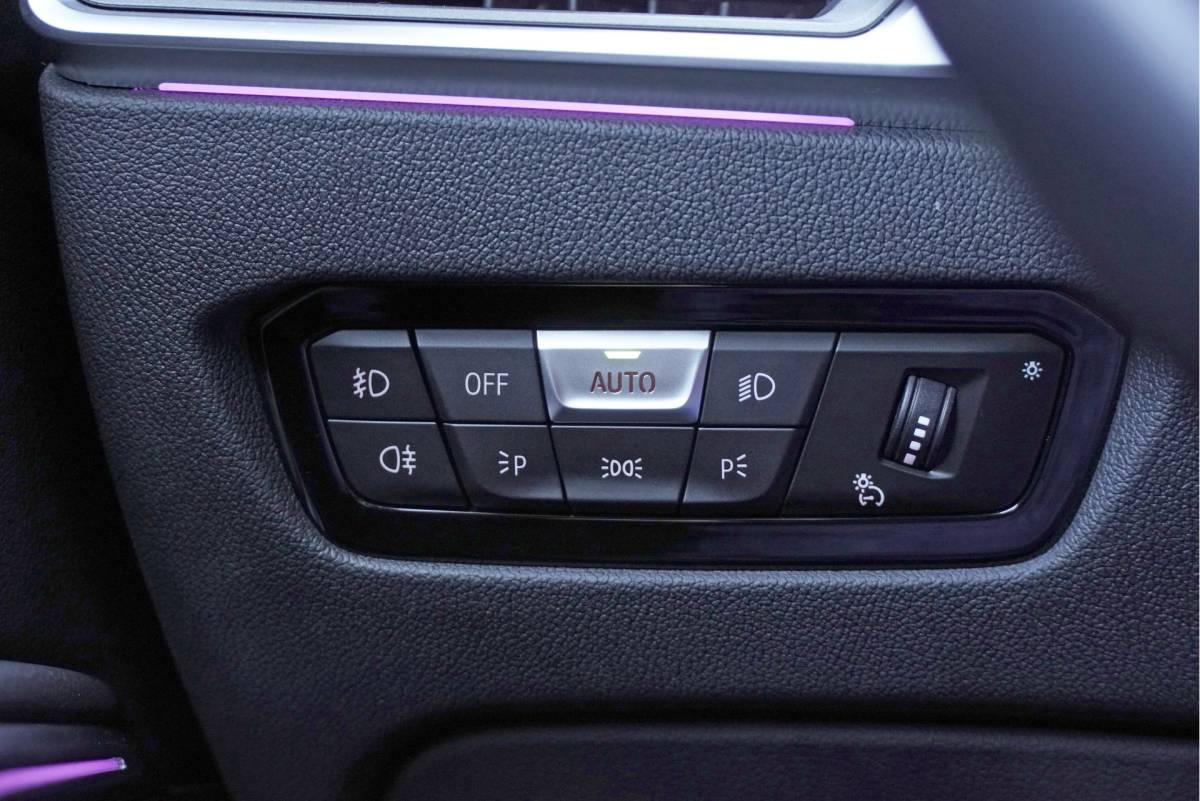 BMW 3 Serie BMW 3-serie 318i 157PK! Automaat High Business Edition BJ2021 Lmv 17″ | Led V+A | Pdc | Elek. trekhaak | Navi | Virtual cockpit | Climate control | Cruise control | Lederen bekleding | Sportstoelen | Extra getint glas