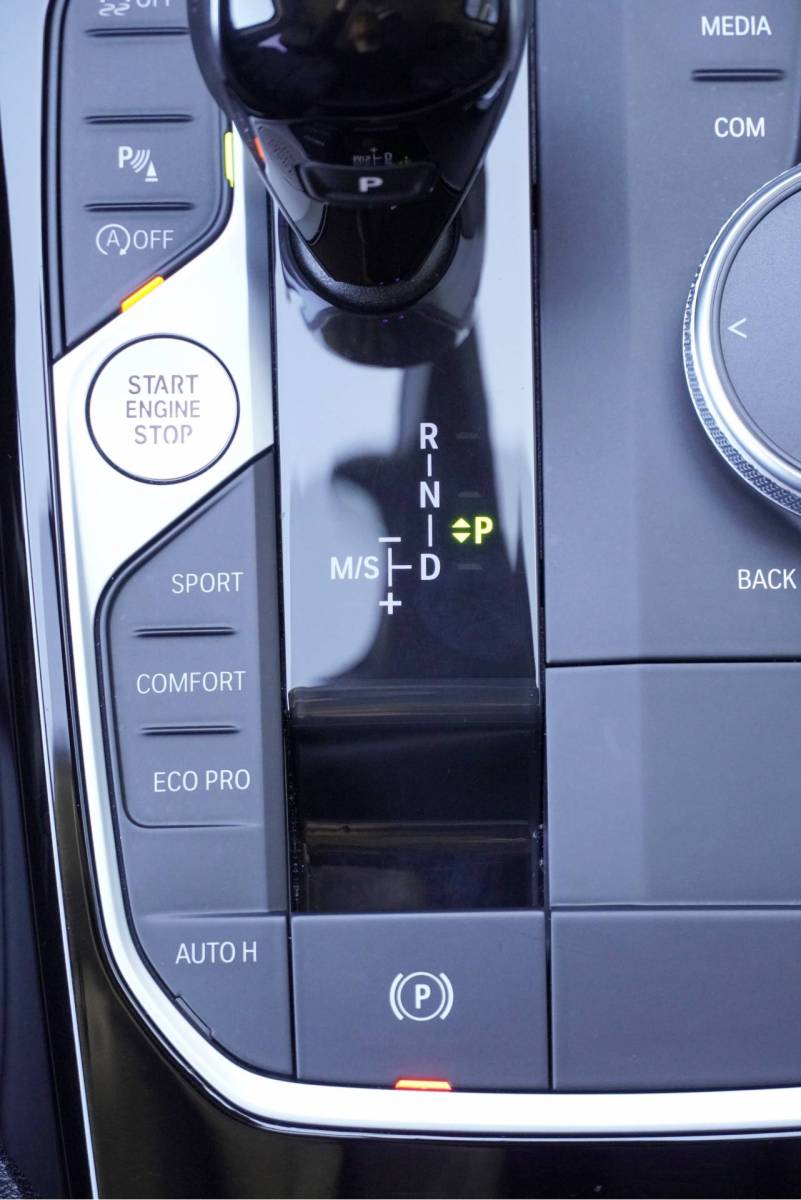 BMW 3 Serie BMW 3-serie 318i 157PK! Automaat High Business Edition BJ2021 Lmv 17″ | Led V+A | Pdc | Elek. trekhaak | Navi | Virtual cockpit | Climate control | Cruise control | Lederen bekleding | Sportstoelen | Extra getint glas