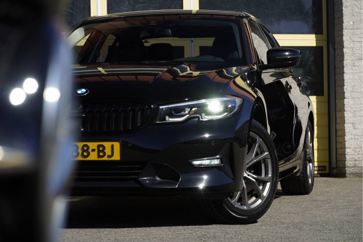 BMW 3 Serie BMW 3-serie 318i 157PK! Automaat High Business Edition BJ2021 Lmv 17″ | Led V+A | Pdc | Elek. trekhaak | Navi | Virtual cockpit | Climate control | Cruise control | Lederen bekleding | Sportstoelen | Extra getint glas