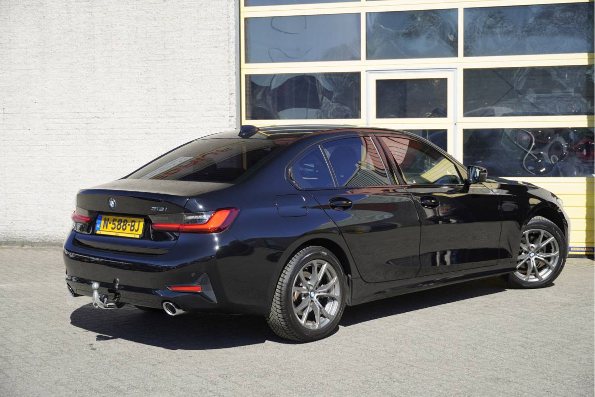 BMW 3 Serie BMW 3-serie 318i 157PK! Automaat High Business Edition BJ2021 Lmv 17″ | Led V+A | Pdc | Elek. trekhaak | Navi | Virtual cockpit | Climate control | Cruise control | Lederen bekleding | Sportstoelen | Extra getint glas