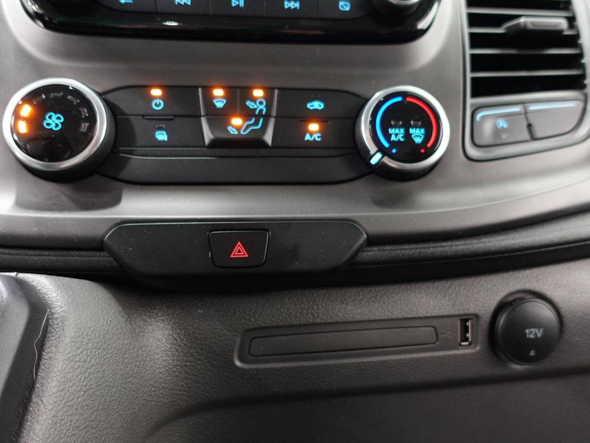 Ford Transit Custom Ford Transit Custom 300 2.0 TDCI 130pk L2H1 Trend Automaat Airco Navigatie Cruisecontrol Camera Parkeersensoren Trekhaak Betimmering