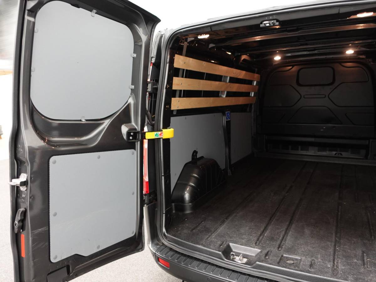 Ford Transit Custom Ford Transit Custom 300 2.0 TDCI 130pk L2H1 Trend Automaat Airco Navigatie Cruisecontrol Camera Parkeersensoren Trekhaak Betimmering