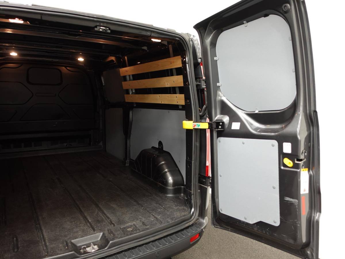 Ford Transit Custom Ford Transit Custom 300 2.0 TDCI 130pk L2H1 Trend Automaat Airco Navigatie Cruisecontrol Camera Parkeersensoren Trekhaak Betimmering