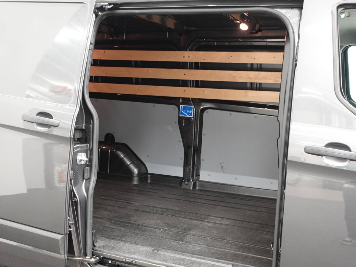 Ford Transit Custom Ford Transit Custom 300 2.0 TDCI 130pk L2H1 Trend Automaat Airco Navigatie Cruisecontrol Camera Parkeersensoren Trekhaak Betimmering