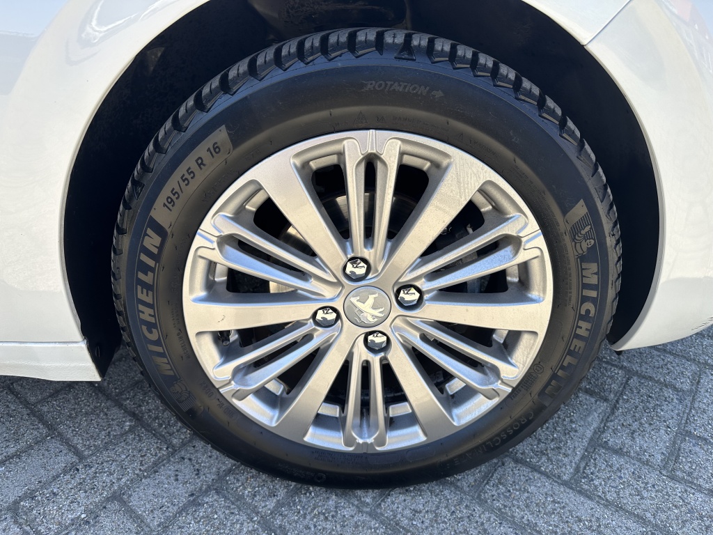 Peugeot 208 Peugeot 208 1.2 110PK Allure | Distributieriem Vervangen |