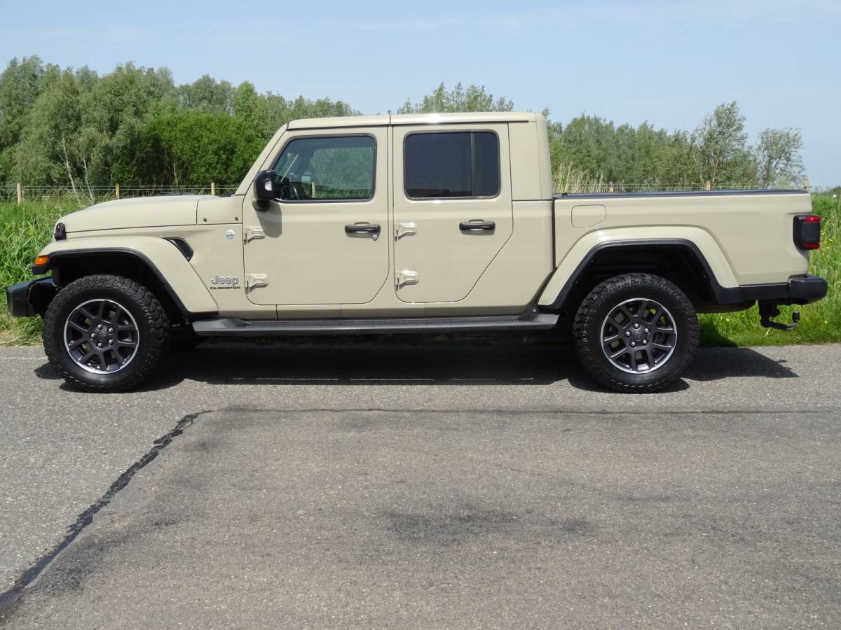 Jeep Gladiator Jeep GLADIATOR 3.0 V6 OVERLAND * GRIJS KENTEKEN en/of 5 ZITPLAATSEN !!