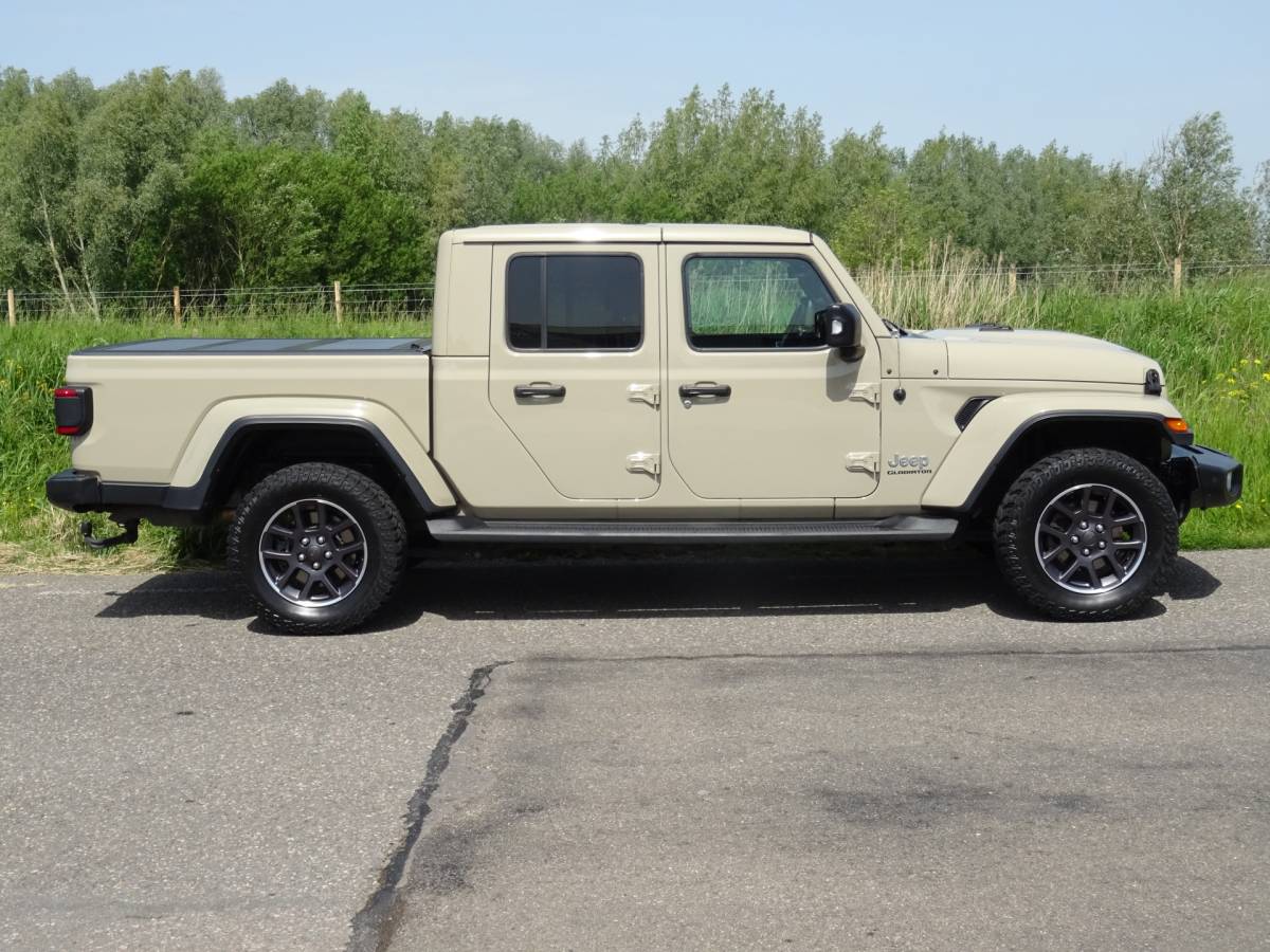 Jeep Gladiator Jeep GLADIATOR 3.0 V6 OVERLAND * GRIJS KENTEKEN en/of 5 ZITPLAATSEN !!