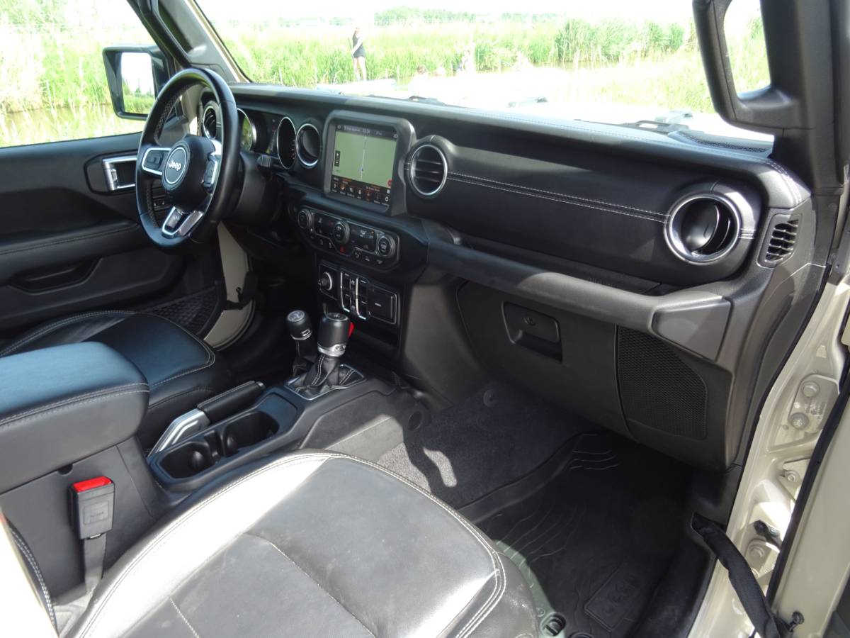 Jeep Gladiator Jeep GLADIATOR 3.0 V6 OVERLAND * GRIJS KENTEKEN en/of 5 ZITPLAATSEN !!