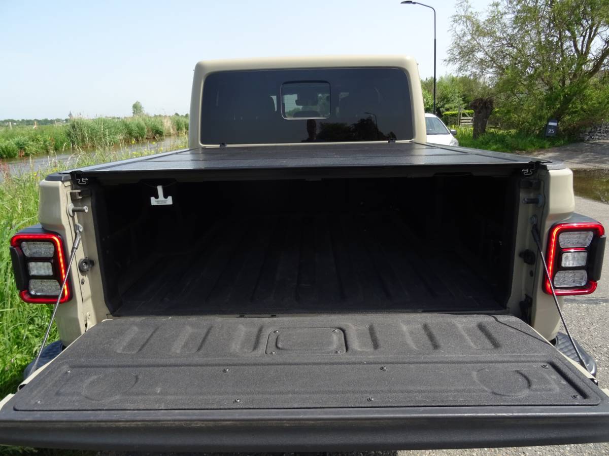 Jeep Gladiator Jeep GLADIATOR 3.0 V6 OVERLAND * GRIJS KENTEKEN en/of 5 ZITPLAATSEN !!