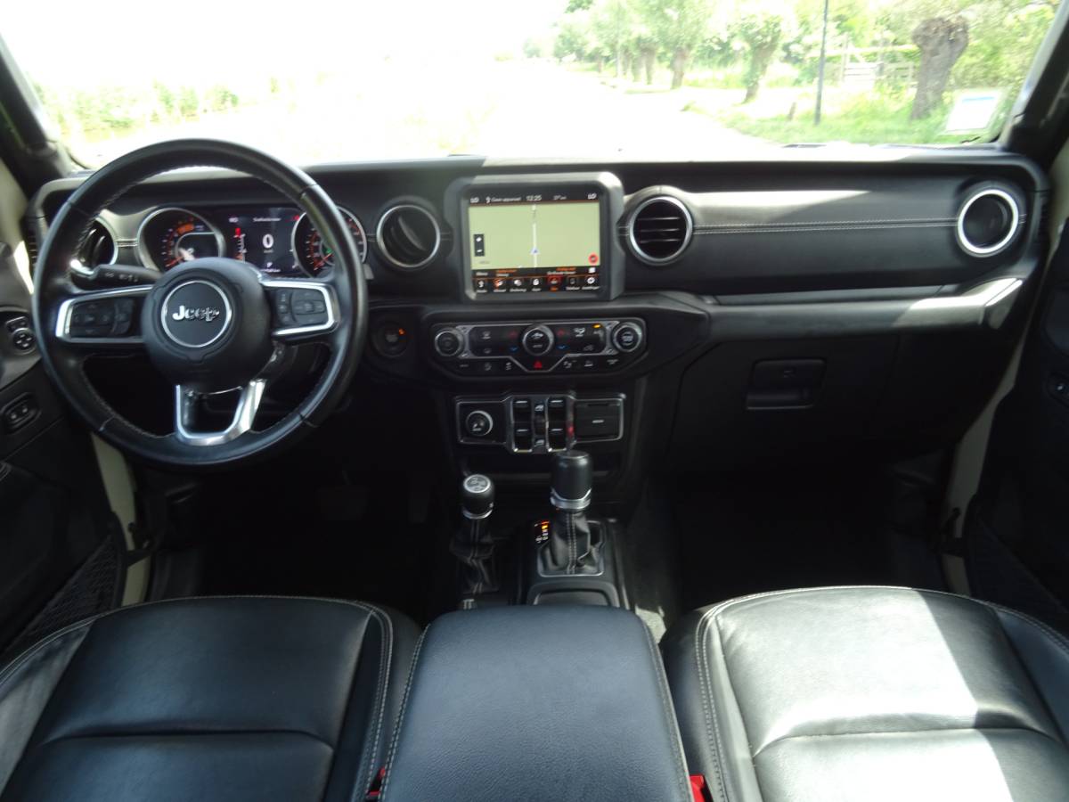 Jeep Gladiator Jeep GLADIATOR 3.0 V6 OVERLAND * GRIJS KENTEKEN en/of 5 ZITPLAATSEN !!