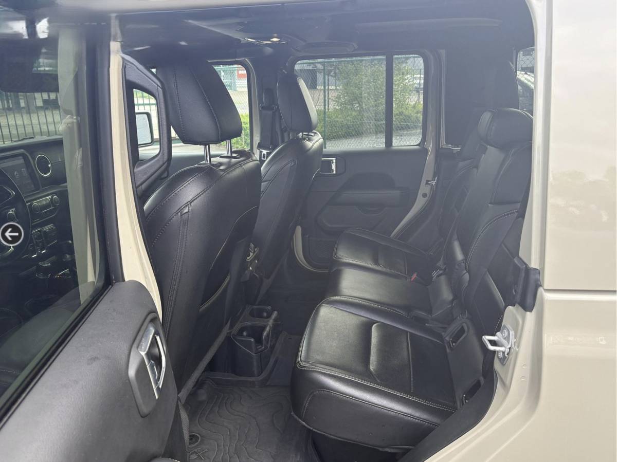 Jeep Gladiator Jeep GLADIATOR 3.0 V6 OVERLAND * GRIJS KENTEKEN en/of 5 ZITPLAATSEN !!