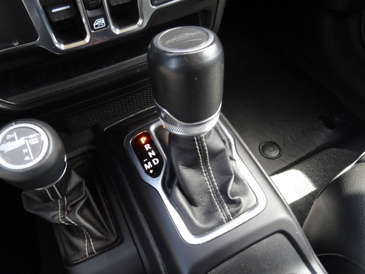 Jeep Gladiator Jeep GLADIATOR 3.0 V6 OVERLAND * GRIJS KENTEKEN en/of 5 ZITPLAATSEN !!