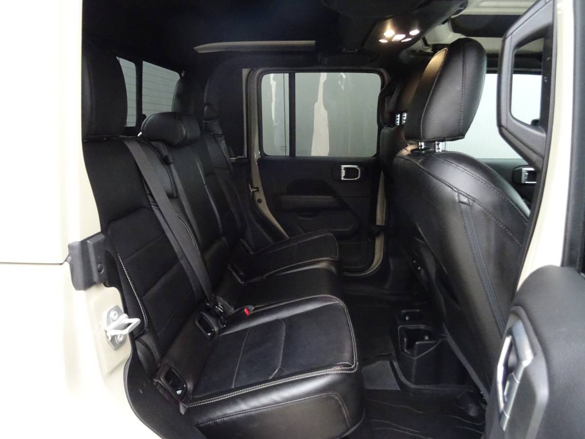 Jeep Gladiator Jeep GLADIATOR 3.0 V6 OVERLAND * GRIJS KENTEKEN en/of 5 ZITPLAATSEN !!