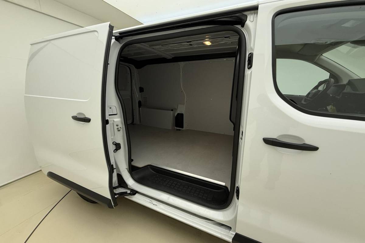 Fiat Scudo Fiat Scudo 2.0 Diesel 145 L2 | Navigatie | Laadruimte betimmering | Camera | 3 Zitplaatsen | Cruise control | Mistlampen voor | Airco | Zijschuifdeur