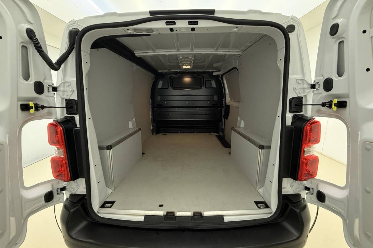 Fiat Scudo Fiat Scudo 2.0 Diesel 145 L2 | Navigatie | Laadruimte betimmering | Camera | 3 Zitplaatsen | Cruise control | Mistlampen voor | Airco | Zijschuifdeur