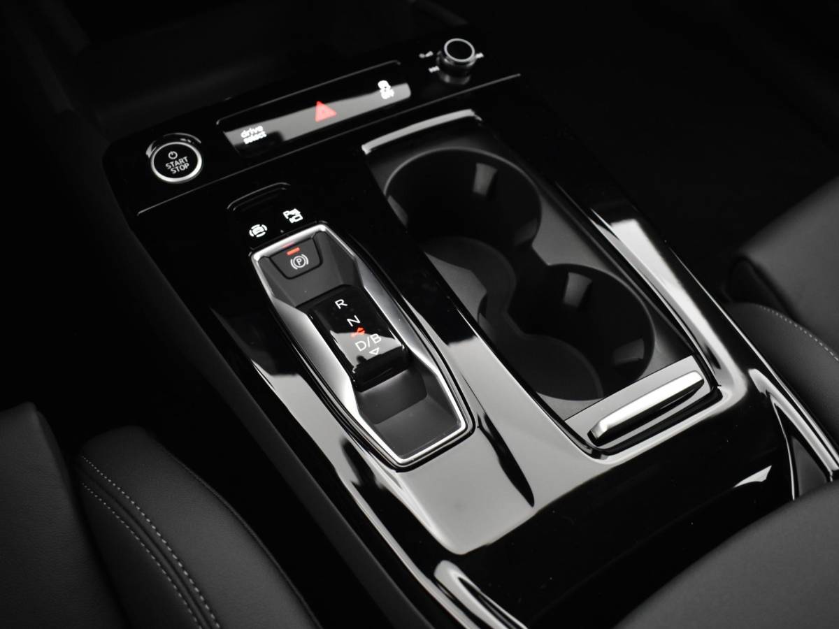 Audi Q6 e-tron Audi Q6 e-tron Launch edition quattro 100Kwh 388 PK · Panorama dak · Assistentiepakket Veiligheid · Tech Pro