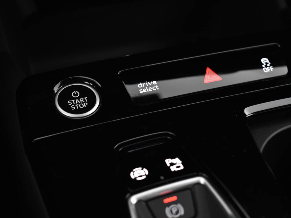 Audi Q6 e-tron Audi Q6 e-tron Launch edition quattro 100Kwh 388 PK · Panorama dak · Assistentiepakket Veiligheid · Tech Pro